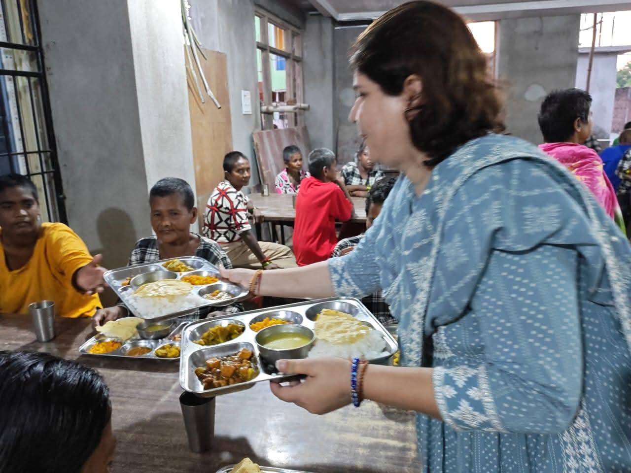 Feed the abandoned aamas as Shraddhanjali to martyrs of the 8th September war against corruption